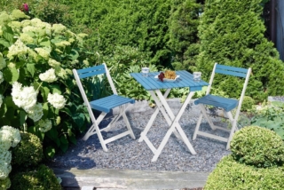 Il set bistro CMI blu (art. nr. 1074319) di Obi in legno di acacia certificato è composto da tavolo quadrato 60 x 60 cm e 2 sedie. Pieghevole e salvaspazio, esiste nei colori blu e bianco, bianco e grigio, o bianco e verde lime. Il tavolo misura L 60 x P 60 x H 72 cm. La sedia misura L 49 X P 42 x H 77 cm. Prezzo 79,99 euro. www.obi-italia.it Il set bistro CMI blu (art. nr. 1074319) di Obi in legno di acacia certificato è composto da tavolo quadrato 60 x 60 cm e 2 sedie. Pieghevole e salvaspazio, esiste nei colori blu e bianco, bianco e grigio, o bianco e verde lime. Il tavolo misura L 60 x P 60 x H 72 cm. La sedia misura L 49 X P 42 x H 77 cm. Prezzo 79,99 euro. www.obi-italia.it