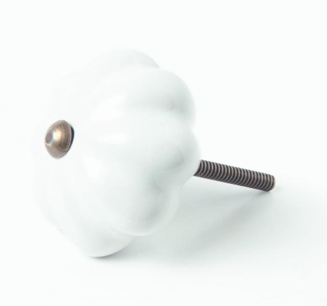 Il pomolo Fiore di Zara Home, in gres bianco e ferro, è dotato di vite passante con dado. Misura Ø 40 x H 55 mm; il set da 2 pezzi costa 2,99 euro. Il pomolo Fiore di Zara Home, in gres bianco e ferro, è dotato di vite passante con dado. Misura Ø 40 x H 55 mm; il set da 2 pezzi costa 2,99 euro.