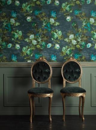 il ramage di rose raffigurato in modo pittorico e in nuance con la boiserie dà risalto alla coppia di sedie in stile. Con un raffinato decoro floreale Dolce Vita di Grandezza by Jab Anstoetz (www.jab.de) è in vinile. Un rollo misura L 10 x H 0,70 metri e costa 245,90 euro. il ramage di rose raffigurato in modo pittorico e in nuance con la boiserie dà risalto alla coppia di sedie in stile. Con un raffinato decoro floreale Dolce Vita di Grandezza by Jab Anstoetz (www.jab.de) è in vinile. Un rollo misura L 10 x H 0,70 metri e costa 245,90 euro.