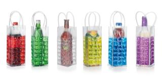 Borsa porta bottiglia della linea myDrink di Tescoma. In materiale plastico, prima dell’uso va posta in frigorifero e poi manterrà a lungo la temperatura delle bevande rinfrescandole durante la stagione estiva. Adatta per i vini bianchi, rosé e bibite da consumare sul terrazzo o in giardino. Disponibile in sei colori: blu, bianco, giallo, rosso, verde e viola. Misura 9x9x h 25 cm. Prezzo 11,90 euro. www.tescoma.com Borsa porta bottiglia della linea myDrink di Tescoma. In materiale plastico, prima dell’uso va posta in frigorifero e poi manterrà a lungo la temperatura delle bevande rinfrescandole durante la stagione estiva. Adatta per i vini bianchi, rosé e bibite da consumare sul terrazzo o in giardino. Disponibile in sei colori: blu, bianco, giallo, rosso, verde e viola. Misura 9x9x h 25 cm. Prezzo 11,90 euro. www.tescoma.com