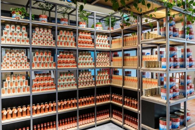 Tantissime le aziende alimentari presenti a FICO. Nella foto lo spazio di Mutti, che per celebrare la propria presenza all’interno di FICO Eataly World, ha pensato di rendere iconici alcuni dei suoi prodotti simbolo, attraverso un packaging totalmente rinnovato nella veste grafica. Polpa, Passata, Pelati, Triplo Concentrato, Datterini e Ciliegini sono stati completamente “rivestiti” grazie ad un approccio visivo contemporaneo e internazionale, un restyling dal sapore vintage, ma rivisitato in chiave moderna, secondo la semplicità che da sempre caratterizza Mutti e tutti i suoi prodotti. Tantissime le aziende alimentari presenti a FICO. Nella foto lo spazio di Mutti, che per celebrare la propria presenza all’interno di FICO Eataly World, ha pensato di rendere iconici alcuni dei suoi prodotti simbolo, attraverso un packaging totalmente rinnovato nella veste grafica. Polpa, Passata, Pelati, Triplo Concentrato, Datterini e Ciliegini sono stati completamente “rivestiti” grazie ad un approccio visivo contemporaneo e internazionale, un restyling dal sapore vintage, ma rivisitato in chiave moderna, secondo la semplicità che da sempre caratterizza Mutti e tutti i suoi prodotti.