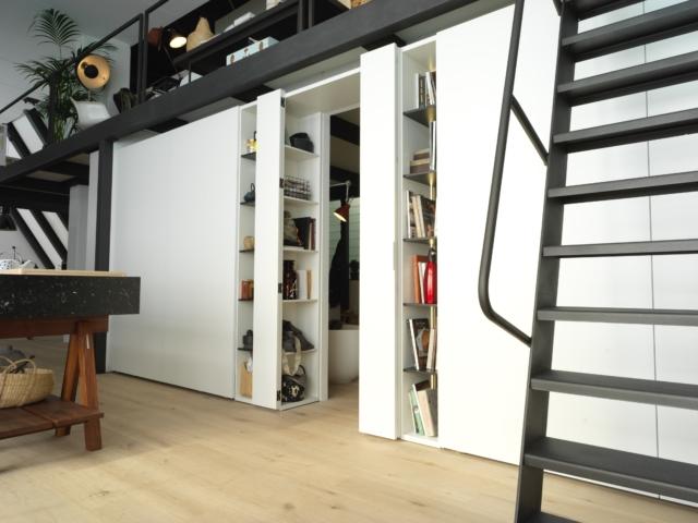 Separa gli ambienti con eleganza questa composizione che include il modulo passaggio porta ad apertura totale che sfrutta al meglio gli spazi circostanti il vano. Separa gli ambienti con eleganza questa composizione che include il modulo passaggio porta ad apertura totale che sfrutta al meglio gli spazi circostanti il vano.