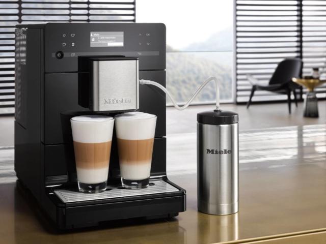 macchina per caffè automatica CM5 di Miele con funzione OneTouch per singola o doppia erogazione macchina per caffè automatica CM5 di Miele con funzione OneTouch per singola o doppia erogazione
