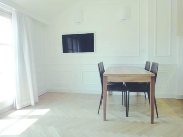 boiserie di Pa.Ca con cornici, bordi e profili in gesso bianco con schermo tv boiserie di Pa.Ca con cornici, bordi e profili in gesso bianco con schermo tv
