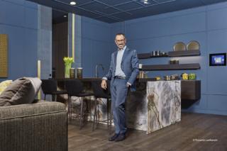 Roof View 4-0 All’interno dei locali dell’attico realizzato all’interno dello Studio Castrignano i prodotti Scrigno. Nell’area giorno si trova Scrigno Essential Scorrevole Doppio. Divide la zona living dalla suite matrimoniale Essential Battente Singolo e infine nella Salle de Bains, dove è stata inserita una coppia di Scorrevoli esterno muro cover alta con vetro fumé che racchiudono la powder room di ispirazione anglosassone. Roof View 4-0 All’interno dei locali dell’attico realizzato all’interno dello Studio Castrignano i prodotti Scrigno. Nell’area giorno si trova Scrigno Essential Scorrevole Doppio. Divide la zona living dalla suite matrimoniale Essential Battente Singolo e infine nella Salle de Bains, dove è stata inserita una coppia di Scorrevoli esterno muro cover alta con vetro fumé che racchiudono la powder room di ispirazione anglosassone.