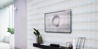 La tv… come la parete: il total look con la tappezzeria