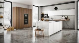 cucina con colonne con contrasto cromatico tra eucalipto noce e pietra bianca, isola centrale Zetasei di Arredo3 cucina con colonne con contrasto cromatico tra eucalipto noce e pietra bianca, isola centrale Zetasei di Arredo3