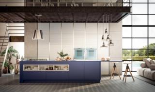 cucina con colonne finitura effetto Meringa e grande isola Mimosa + Loft Soft di Arrex cucina con colonne finitura effetto Meringa e grande isola Mimosa + Loft Soft di Arrex
