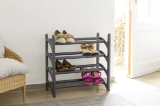 Shoes Up di Bama è composta da due strutture impilabili facili da montare; la scarpiera grigia è modulare e può essere ampliata aggiungendo altri elementi. Un modulo misura L 60 x P 28 x H 30 cm e costa 18,90 euro. www.bamagroup.com Shoes Up di Bama è composta da due strutture impilabili facili da montare; la scarpiera grigia è modulare e può essere ampliata aggiungendo altri elementi. Un modulo misura L 60 x P 28 x H 30 cm e costa 18,90 euro. www.bamagroup.com