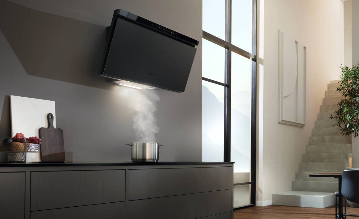 Presentata nella variante di colore Matt Black, la linea ArtLine di Miele comprende anche cappe da parete larghe 80 cm e 90 cm con pannello in vetro. La parte superiore elegante e minimalista, ha un’altezza e una larghezza ridotte e il deflettore in vetro è maggiormente inclinato. L'aria viene aspirata attorno al pannello attraverso una fessura e i comandi di colore nero ossidiana con indicatori bianchi si trovano sopra il pannello. Grazie alla funzione DynamicWhite, l'illuminazione del piano cottura si adatta perfettamente all'ambiente della cucina e la temperatura del colore dell'illuminazione può essere regolata in base alle preferenze personali tramite l'app Miele. Ciò è possibile grazie a luci LED a bianco caldo e a bianco freddo che possono variare la loro intensità per controllare l'illuminazione d'atmosfera. Prezzo da rivenditore. www.miele.it