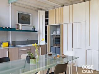 casa con cucina e scala-armadio