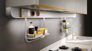 Dandy Plus di Scavolini si contraddistingue per l'integrazione di Alexa integrata nei comandi BTicino Living Now. Grazie a queste funzionalità si rivela un’alleata fondamentale per interagire e controllare gli elettrodomestici, consultare una ricetta, intrattenersi con la musica di sottofondo e ancora, ordinare il proprio cibo online. Il dispositivo parlante è inserito nella Task Bar, la barra attrezzata posizionata sotto i pensili. Ulteriori componenti che arricchiscono la Task Bar sono gli slot rotondi incorniciati da anelli in plastica riciclata in Giallo Senape che ospitano funzioni smart come prese elettriche e porte USB, ma anche mensole, accessori e contenitori, tutti caratterizzati da accenti di colore coordinati. Prezzo da rivenditore. www.scavolini.com