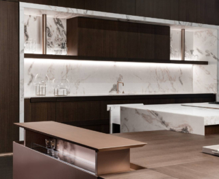 Avignon di TM Italia coniuga dettagli di alto artigianato con un approccio progettuale evoluto che propone integrazioni tecnologiche. Un concentrato di tecnologia invisibile abilita infatti differenti funzioni attraverso controlli remoti o interfacce domotiche a controllo vocale. Ad esempio l’isola ospita due volumi nascosti che fuoriescono dal piano a comando e il saliscendi Convivio contiene accessori per cocktail, bicchieri e bottiglie. Prezzo da rivenditore. www.tmitalia.it