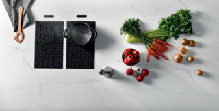 Il sistema Lapitec Chef di Lapitec è nascosto sotto il piano in pietra sinterizzata e attivato da un Cooking Mat tecnologico. Posizionando l’apposito Mat in silicone sul piano, si attivano i comandi touch che consentono l’accensione del sistema, da due o quattro fuochi. In assenza del Mat, invece, il piano cottura a induzione e i relativi comandi risultano inattivi e sicuri. Il top resta quindi completamente libero, contraddistinto solo da un display e da piccole incisioni che enfatizzano la natura a tutta massa del materiale (privo di stampe digitali sulla superficie). Il Cooking Mat, all’apparenza un normale tappetino in silicone, è in tutto e per tutto un elettrodomestico, dotato di sensori magnetici e di una serpentina nascosta. Prezzo da rivenditore. www.lapitec.com