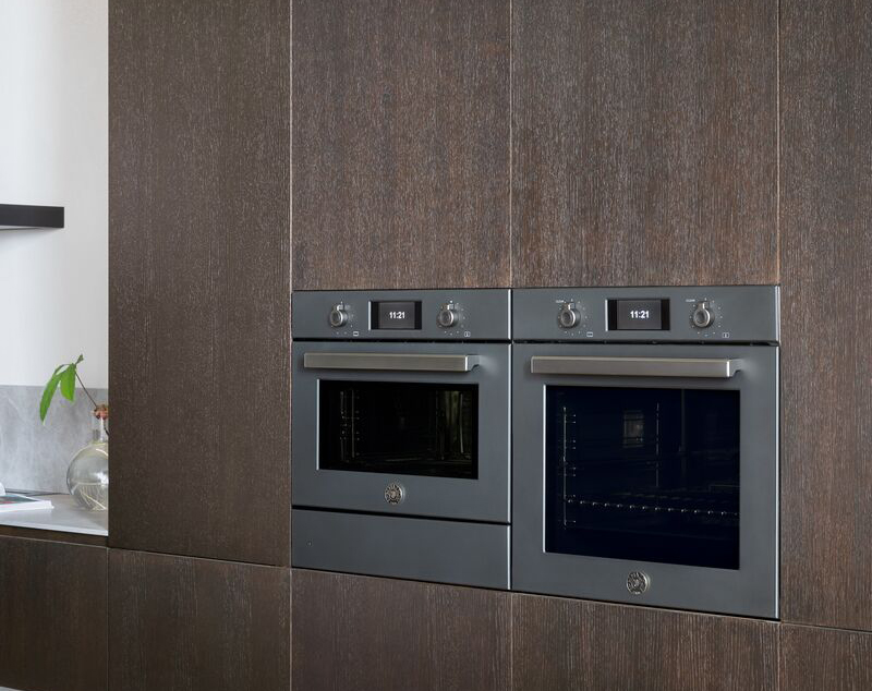 Nel forno F6011PROVPTN/23 da 60 cm di Bertazzoni, l’Assistant utilizza l’interfaccia intelligente per cucinare con risultati ottimali poichè gestisce automaticamente una sequenza precisa di funzioni di cottura, temperatura e tempi. Pirolitico, si pulisce in automatico e ha 11 funzioni di cottura. Con finitura carbonio, ha funzione Total Steam per cucinare piatti veloci e sani grazie al vapore acqueo che consente di preservare i sapori, le sostanze nutritive, le vitamine e i minerali. Prezzo: 3.229 euro. www.bertazzoni.com