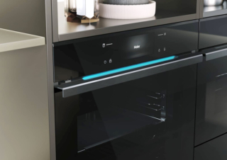 Tutti i forni ID Serie di Haier sono in classe energetica A++ e si contraddistinguono per le tecnologie Bionicook, che si evolvono costantemente, imparando dopo ogni utilizzo ad adattarsi perfettamente allo stile culinario e ai gusti del consumatore, e potenziandone le capacità. ID Serie 6 si distingue anche per l’innovativa Partlight, una barra luminosa che aumenta l’intensità a seconda dell’avanzamento della cottura. I forni ID Serie sono totalmente gestibili dall’app hOn, per monitorandone il funzionamento e le funzionalità, oltre a consigli di utilizzo, ricette e manutenzione. Prezzo da rivenditore. www.haier-europe.com