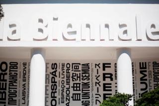 Il fronte del Padiglione Centrale ai Giardini (foto Italo Rondinella). Il fronte del Padiglione Centrale ai Giardini (foto Italo Rondinella).