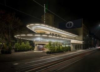 Garage Italia, ristorante-officina in viale Certosa.