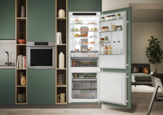 Attraverso la connessione con hOn la funzione Auto Set del frigorifero Built-In Fresco 800 di Candy imposta automaticamente tutte le temperature negli scomparti del frigorifero e del congelatore per offrire le condizioni migliori e ottimizzare i consumi. L’app hOn suggerisce anche una gestione personalizzata della temperatura attraverso la funzione My Profile e il Fridge Blackout Alert, segnala l’eventuale disconnessione dell’elettrodomestico, rendendo possibile un controllo e un intervento immediato. la gamma comprende configurazioni specifiche in larghezza 54 cm e 70 cm, con allestimenti diversi in termini di classe energetica e dotazione interna. Prezzo da rivenditore. www.candy.it