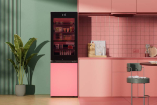 I frigoriferi della collezione LG InstaView with MoodUP sono disponibili in versione combinato e multidoor e hanno altoparlanti e porte luminose che cambiano colore in grado di adattarsi allo stato d’animo. Attraverso l’app LG ThinQ è possibile impostare un colore diverso per ogni pannello e l'illuminazione rimane accesa per un massimo di 3 ore, dopodiché si spegne automaticamente e si riattiva aprendo una delle porte oppure avvicinandosi al frigorifero. InstaView with MoodUP dà la possibilità di cambiare i colori dei pannelli in sincronia con la musica riprodotta dall’altoparlante Bluetooth integrato per creare l’atmosfera perfetta per ogni occasione, da una colazione rilassante in solitaria a un pranzo allegro con amici. Sono inoltre dotati di sistemi intelligenti per preservare la freschezza degli alimenti: il Multidoor è provvisto della funzione DoorCooling™, che rende più uniforme la temperatura all’interno e in particolare sulla porta, per evitare gli sbalzi di temperatura che accelerano il deperimento degli alimenti; il combinato è dotato invece del selettore FRESHConverter™ che permette di convertire il cassetto zero gradi, normalmente destinato a carne o pesce freschi, in un cassetto per la verdura. Prezzo da rivenditore. www.lg.com