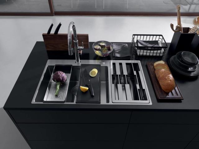 lavello attrezzato multifunzione Box Center di Franke con due taglieri, vaschetta forata in inox per lavare, portacoltelli lavello attrezzato multifunzione Box Center di Franke con due taglieri, vaschetta forata in inox per lavare, portacoltelli