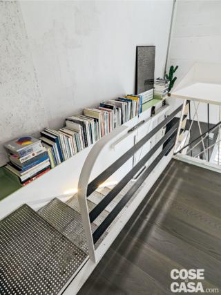 casa con soppalco e scala-armadio