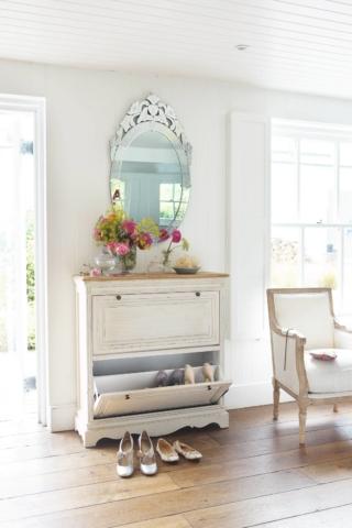 Léontine di Maisons du monde è la scarpiera bianca color crema con una linea rétro che consente di accostarla ad arredi classici o country. É composta da da due grandi vani. Misura L 93 x P 32 x H 97 cm e costa 235 euro. www.maisonsdumonde.com Léontine di Maisons du monde è la scarpiera bianca color crema con una linea rétro che consente di accostarla ad arredi classici o country. É composta da da due grandi vani. Misura L 93 x P 32 x H 97 cm e costa 235 euro. www.maisonsdumonde.com