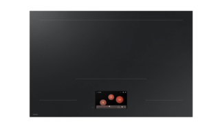 Ad induzione, il piano Anyplace AI di Samsung permette una grande flessibilità, riducendo le “zone morte” e rende il piano maggiormente utilizzabile. La funzione Intelligent Pan Detection aiuta a rilevare le pentole e le padelle utilizzando 76 sensori per riconoscerle e mostrarne la collocazione sul display AI Home. Ciò permette di scegliere le aree di cottura e a impostare le temperature in base a ciò che si sta cucinando. Prezzo in via definizione. www.samsung.com