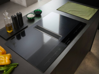 Nella cappa incassata nel piano Galileo Stripes di Faber i filtri al carbone attivo long lasting semplificano la manutenzione e assicurano prestazioni ottimali e una maggiore durata nel tempo e la tecnologia waterproof garantisce sicurezza di funzionamento anche in caso di fuoriuscita di liquidi sul piano. In classe energetica A+ e larga 83 cm, ha 9 livelli di potenza regolabili oltre alla funzione Boost, che aumenta l’intensità nel caso si avesse l’esigenza di eliminare in pochi minuti gli odori e i fumi di cottura più forti. Prezzo da 2.399 euro. www.faberspa.com