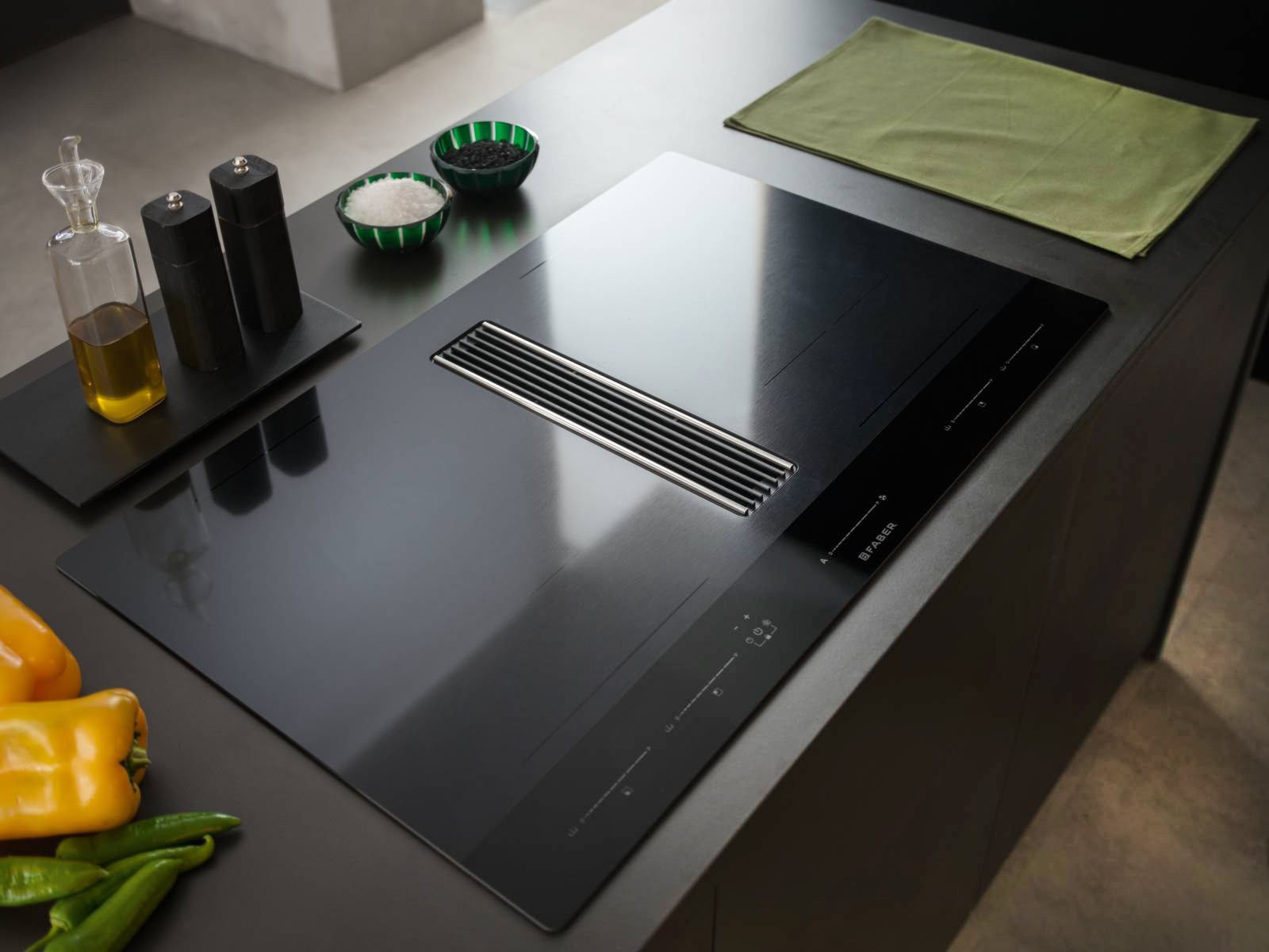 Nella cappa incassata nel piano Galileo Stripes di Faber i filtri al carbone attivo long lasting semplificano la manutenzione e assicurano prestazioni ottimali e una maggiore durata nel tempo e la tecnologia waterproof garantisce sicurezza di funzionamento anche in caso di fuoriuscita di liquidi sul piano. In classe energetica A+ e larga 83 cm, ha 9 livelli di potenza regolabili oltre alla funzione Boost, che aumenta l’intensità nel caso si avesse l’esigenza di eliminare in pochi minuti gli odori e i fumi di cottura più forti. Prezzo da 2.399 euro. www.faberspa.com