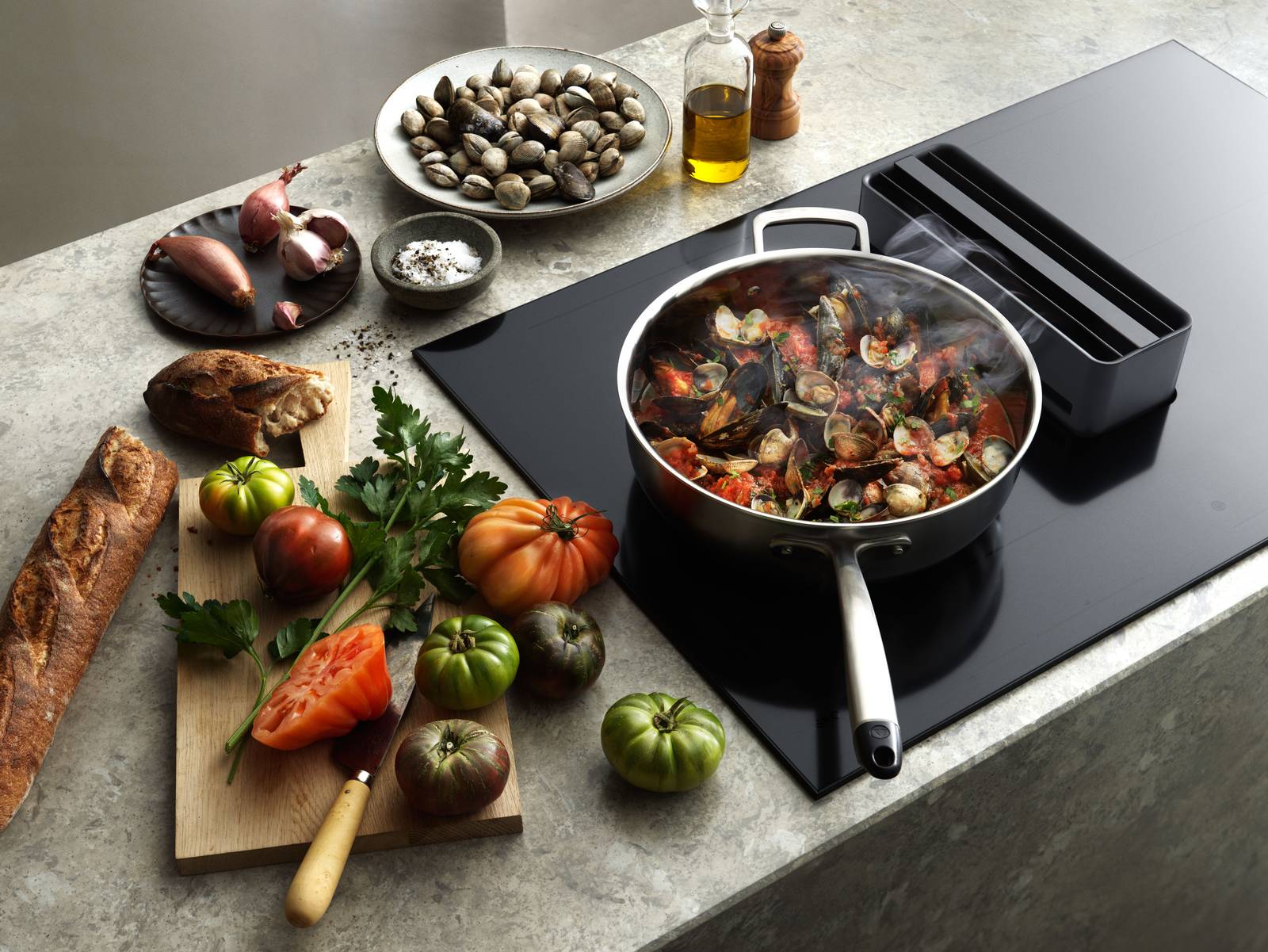 Il piano cottura Celsius°Cooking™ ha cappa integrata Elevate di Asko che si solleva automaticamente dal centro quando si comincia a cucinare. La tecnologia Celsius°Cooking™ permette di misurare la temperatura di cottura degli alimenti tramite un sensore posto sul fondo di speciali pentole e padelle e attraverso una sonda che può essere inserita direttamente nel cibo. Sia le pentole che la sonda comunicano tramite Bluetooth con il piano cottura. Una volta scelta la ricetta e iniziata la fase di cottura, questi strumenti monitorano la temperatura raggiunta dagli alimenti che viene poi comunicata al piano, permettendogli di ottimizzare la potenza erogata. Prezzo da rivenditore. www.bsdspa.it