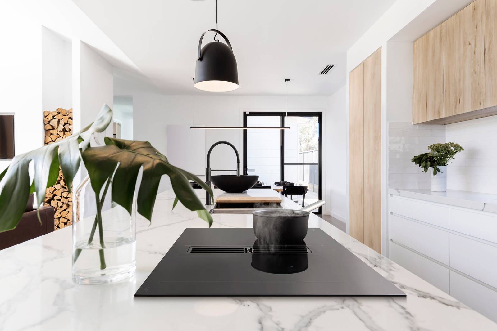 Da 70 cm, il piano Plug&Play con cappa HOBD472D2 di Smeg grazie al sistema Auto-Vent dialoga direttamente con la cappa, permettendo un controllo automatico della velocità di aspirazione in base alla temperatura e alla potenza impostate, senza necessità di regolazione manuale. Il motore inverter è completamente impermeabile e i filtri al carbone e antigrasso sono estraibili dall’alto con pochi semplici gesti e possono essere lavati in lavastoviglie. Un led segnala quando è ora di procedere alla pulizia. Prezzo 3.299 euro. www.smeg.com