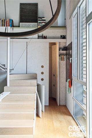 casa con soggiorno e scala-armadio