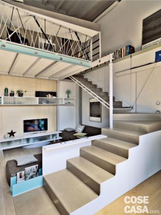 casa con soggiorno e scala-armadio