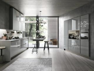 cucina con colonne e ante in vetro colorazione grigio perla Aliant di Stosa cucina con colonne e ante in vetro colorazione grigio perla Aliant di Stosa