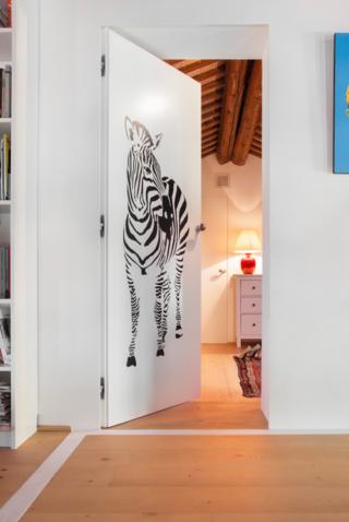 porta filomuro Syntesis Line battente di ECLISSE decorata con adesivi porta filomuro Syntesis Line battente di ECLISSE decorata con adesivi