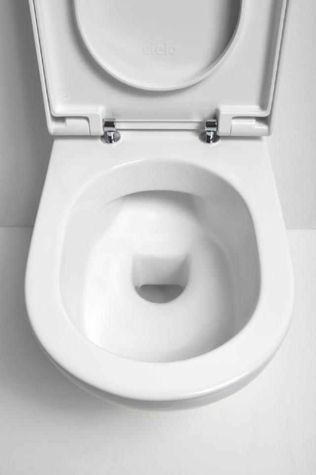 wc sospeso della collezione Enjoy di Cielo, nella finitura bianco lucido senza brida wc sospeso della collezione Enjoy di Cielo, nella finitura bianco lucido senza brida