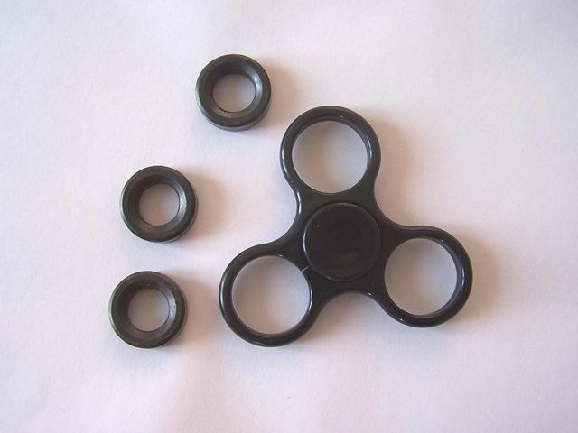 Si tratta di un lavoro semplice ma che richiede precisione. Se non siete bravissimi a lavorare il legno, è consigliabile un veloce aiuto da parte di un falegname. Togliete le parti mobili dello spinner (foto 1) e acquistate tre bastoni di legno per scope che entrino nei fori dello spinner. Si tratta di un lavoro semplice ma che richiede precisione. Se non siete bravissimi a lavorare il legno, è consigliabile un veloce aiuto da parte di un falegname. Togliete le parti mobili dello spinner (foto 1) e acquistate tre bastoni di legno per scope che entrino nei fori dello spinner.