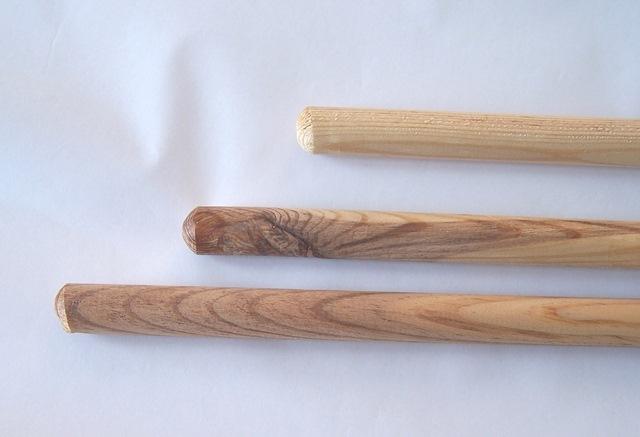 Fate tagliare la cima di due bastoni, togliendo 7 cm ad un bastone e 14 cm all’altro, in modo che avranno tre altezze diverse (Foto 2). La parte a vite ci servirà per fissarli alla base. Levigate con la carta vetrata. Fate tagliare la cima di due bastoni, togliendo 7 cm ad un bastone e 14 cm all’altro, in modo che avranno tre altezze diverse (Foto 2). La parte a vite ci servirà per fissarli alla base. Levigate con la carta vetrata.