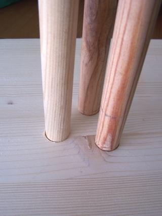 Avvitate i bastoni alla base con la colla per legno (Foto 5) e fate asciugare molto bene. Avvitate i bastoni alla base con la colla per legno (Foto 5) e fate asciugare molto bene.