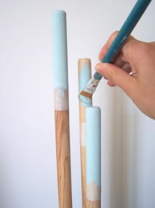 Misurate 10 cm dalla cima dei bastoni mascherate con il nastro carta Misurate 10 cm dalla cima dei bastoni mascherate con il nastro carta