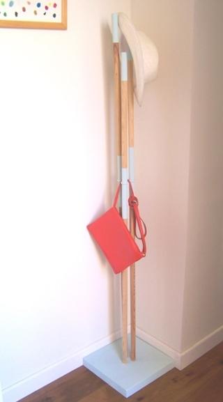 , in modo che rimangano delle parti in legno naturale. Fate asciugare mezza giornata e l’appendiabiti è pronto , in modo che rimangano delle parti in legno naturale. Fate asciugare mezza giornata e l’appendiabiti è pronto