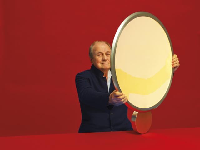 Ernesto Gismondi non solo fonda e dirige Artemide ma,
ingegnere aeronautico e missilistico insegna Motori per Missili al
Politecnico di Milano dal 1964 al 1984. E’ tra gli ideatori di
Memphis e ha negli anni ricoperto numerose cariche nell’ambito
dell’Associazione Industriale Lombarda (Assolombarda),
Federmeccanica, Confindustria, Ente Autonomo Fiera di Milano,
Cosmit, CNEL e presso il Ministero per l’Università e la Ricerca,
diventando anche Vice Presidente dell’ADI.
Tra i numerosi e prestigiosi riconoscimenti è stato nominato
Cavaliere del Lavoro nel 2008 Ernesto Gismondi non solo fonda e dirige Artemide ma,
ingegnere aeronautico e missilistico insegna Motori per Missili al
Politecnico di Milano dal 1964 al 1984. E’ tra gli ideatori di
Memphis e ha negli anni ricoperto numerose cariche nell’ambito
dell’Associazione Industriale Lombarda (Assolombarda),
Federmeccanica, Confindustria, Ente Autonomo Fiera di Milano,
Cosmit, CNEL e presso il Ministero per l’Università e la Ricerca,
diventando anche Vice Presidente dell’ADI.
Tra i numerosi e prestigiosi riconoscimenti è stato nominato
Cavaliere del Lavoro nel 2008