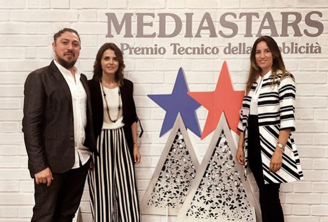 Nella foto, un momento della premiazione del Premio Mediastars 2018 con, da sinistra a destra, Davide Musizzano Art Director di Brandsider, Ilaria Ferrero Direttore Generale di FerreroLegno e Denise Lupani Direttore clienti di Brandsider. Nella foto, un momento della premiazione del Premio Mediastars 2018 con, da sinistra a destra, Davide Musizzano Art Director di Brandsider, Ilaria Ferrero Direttore Generale di FerreroLegno e Denise Lupani Direttore clienti di Brandsider.