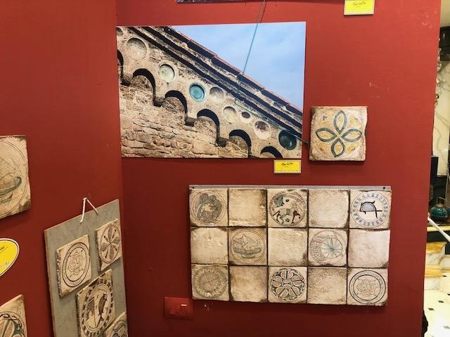 Mattonelle delle serie Bacini Ceramiche, ispirati ai decori della chiese pisane di S.Sisto e S.Piero. In esposizione presso lo showroom di Maro Cristiani a Ghezzano (Pi) Mattonelle delle serie Bacini Ceramiche, ispirati ai decori della chiese pisane di S.Sisto e S.Piero. In esposizione presso lo showroom di Maro Cristiani a Ghezzano (Pi)