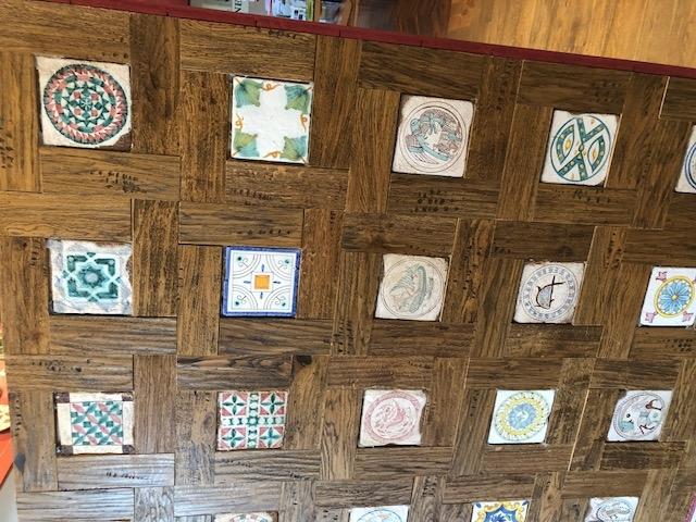 Le mattonelle della serie Bacini Ceramici con motivi geometrici si ispirano agli intarsi di marmo della torre pendente di Pisa e della cattedrale. In esposizione presso lo showroom di Maro Cristiani a Ghezzano (Pi) Le mattonelle della serie Bacini Ceramici con motivi geometrici si ispirano agli intarsi di marmo della torre pendente di Pisa e della cattedrale. In esposizione presso lo showroom di Maro Cristiani a Ghezzano (Pi)