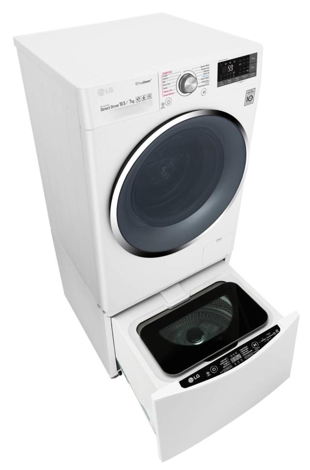 doppio cestello Una lavasciuga con oblò tradizionale, ma dotata di cassetto sottostante con un secondo mini cesto per effettuare un lavaggio contemporaneo aggiuntivo: è Twin Wash F4J8JH2WD, modello Eco Hybrid di Lg Electronics, in classe di efficienza energetica A. Questa macchina offre una capacità di carico di 10,5 Kg per il lavaggio e di 7 Kg per l’asciugatura e presenta varie funzioni, compresi cicli speciali quali: Vapore Refresh, Allergy Care, Speciale Sport, Delicati, Rapido 30. È inoltre possibile selezionare un ciclo lavaggio+asciugatura o solo asciugatura e impostare la partenza ritardata. Lg Twin Wash dispone poi di connessione wi-fi e smart diagnosis e ha una centrifuga che raggiunge i 1.400 giri. Misura L 60 x P 61 x H 85 cm. Prezzo 3.499 euro. www.lg.com. doppio cestello Una lavasciuga con oblò tradizionale, ma dotata di cassetto sottostante con un secondo mini cesto per effettuare un lavaggio contemporaneo aggiuntivo: è Twin Wash F4J8JH2WD, modello Eco Hybrid di Lg Electronics, in classe di efficienza energetica A. Questa macchina offre una capacità di carico di 10,5 Kg per il lavaggio e di 7 Kg per l’asciugatura e presenta varie funzioni, compresi cicli speciali quali: Vapore Refresh, Allergy Care, Speciale Sport, Delicati, Rapido 30. È inoltre possibile selezionare un ciclo lavaggio+asciugatura o solo asciugatura e impostare la partenza ritardata. Lg Twin Wash dispone poi di connessione wi-fi e smart diagnosis e ha una centrifuga che raggiunge i 1.400 giri. Misura L 60 x P 61 x H 85 cm. Prezzo 3.499 euro. www.lg.com.