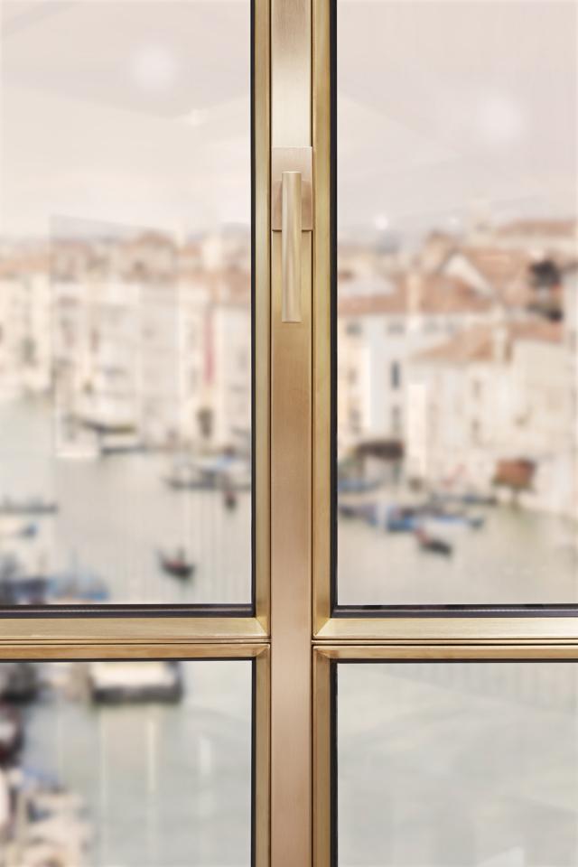Innovazione, design e materiali ricercati sono gli elementi distintivi di “OS2 75”, un sistema per la costruzione di porte e finestre in metallo a taglio termico che richiamano nella forma la leggerezza del “ferro finestra. L’ampia gamma di profili sottili permette la costruzione di infissi complessi con sezioni minime, offrendo molteplici possibilità di personalizzazione.Un ulteriore elemento di novità è costituito dalla possibilità di poter aprire il serramento con anta a ribalta, soluzione inedita per questa tipologia di infissi, e di poter alloggiare vetri per un elevato isolamento termico e acustico. L’innovativo sistema, che consente di realizzare infissi per grandi superfici fino a 4 metri di altezza, è così resistente da poter essere impiegato anche in aree geografiche esposte a condizioni climatiche estreme, ma al contempo così sottile da adattarsi anche agli edifici storici e di elevato pregio. Innovazione, design e materiali ricercati sono gli elementi distintivi di “OS2 75”, un sistema per la costruzione di porte e finestre in metallo a taglio termico che richiamano nella forma la leggerezza del “ferro finestra. L’ampia gamma di profili sottili permette la costruzione di infissi complessi con sezioni minime, offrendo molteplici possibilità di personalizzazione.Un ulteriore elemento di novità è costituito dalla possibilità di poter aprire il serramento con anta a ribalta, soluzione inedita per questa tipologia di infissi, e di poter alloggiare vetri per un elevato isolamento termico e acustico. L’innovativo sistema, che consente di realizzare infissi per grandi superfici fino a 4 metri di altezza, è così resistente da poter essere impiegato anche in aree geografiche esposte a condizioni climatiche estreme, ma al contempo così sottile da adattarsi anche agli edifici storici e di elevato pregio.