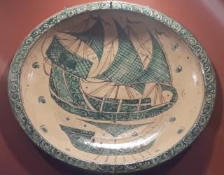 Piatto con soggetto "Veliero" della serie Bacini Ceramici, diametro 40 cm, prezzo 190 euro