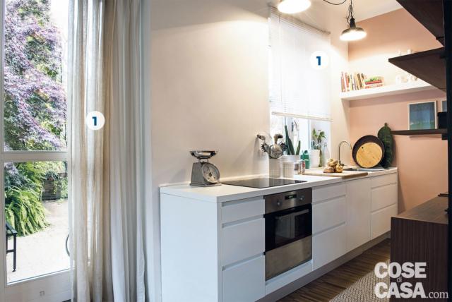 La cucina è in comunicazione sia con il soggiorno sia con l’area pranzo che si trova all’ingresso, ma occupa allo stesso tempo un angolo relativamente indipendente: la zona operativa è infatti inserita in una sorta di “corridoio”, definito dalla libreria passante di fronte. Molto luminosa grazie al doppio affaccio sul terrazzo, è arredata con una composizione easy, compatta e senza pensili. In cucina il blocco operativo in laccato bianco opaco sfrutta l’altezza del sottofinestra e concentra in soli 260 cm di larghezza tutti gli elementi indispensabili, a parte il frigo installato di fronte. Il piano cottura è un modello a induzione che non richiede la cappa aspirante. La cucina è in comunicazione sia con il soggiorno sia con l’area pranzo che si trova all’ingresso, ma occupa allo stesso tempo un angolo relativamente indipendente: la zona operativa è infatti inserita in una sorta di “corridoio”, definito dalla libreria passante di fronte. Molto luminosa grazie al doppio affaccio sul terrazzo, è arredata con una composizione easy, compatta e senza pensili. In cucina il blocco operativo in laccato bianco opaco sfrutta l’altezza del sottofinestra e concentra in soli 260 cm di larghezza tutti gli elementi indispensabili, a parte il frigo installato di fronte. Il piano cottura è un modello a induzione che non richiede la cappa aspirante.